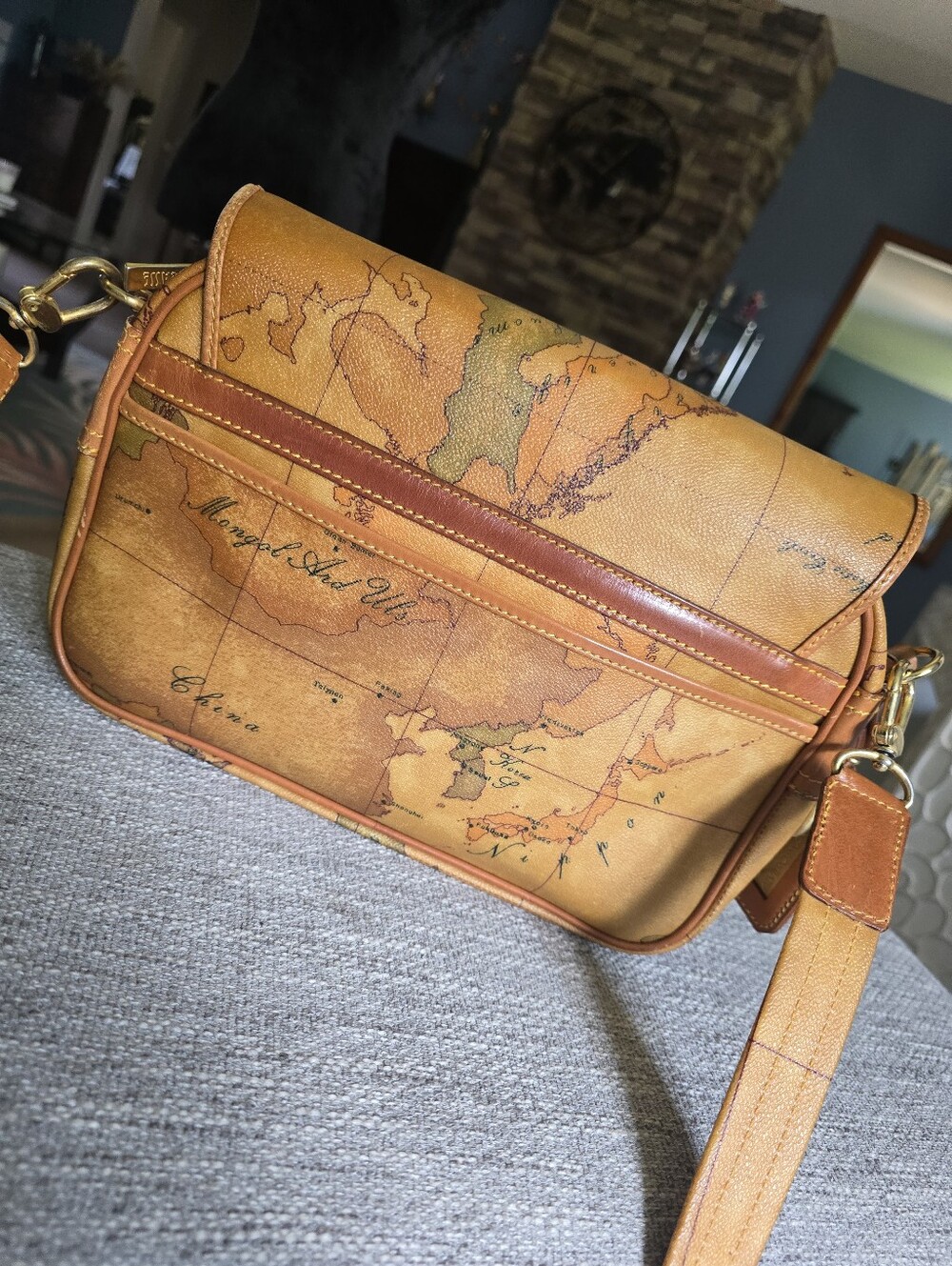 Alviero Martini tan leather logo tag with Global Map Designs - Picture 4 of 12
